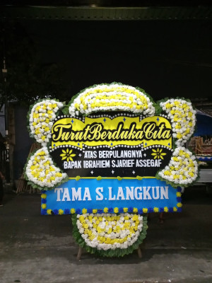 Papan Bunga Duka di Mudung Laut